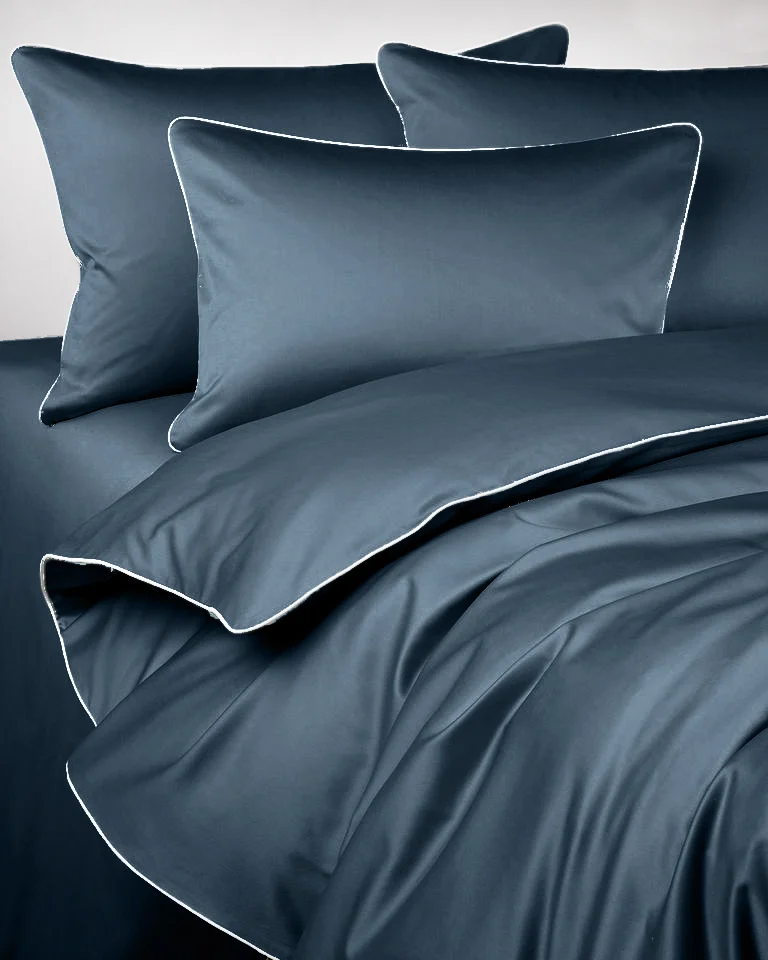 Pościel satynowa SAN ANTONIO – marengo blue z białą lamówką