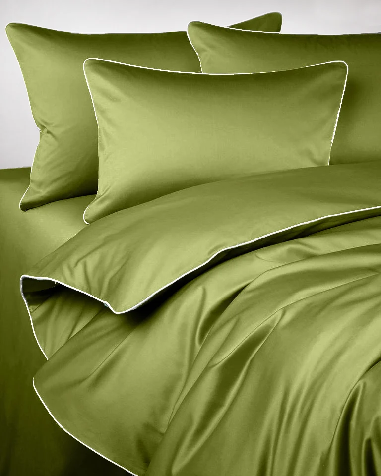 Pościel satynowa SAN ANTONIO – oliwkowy z białą lamówką