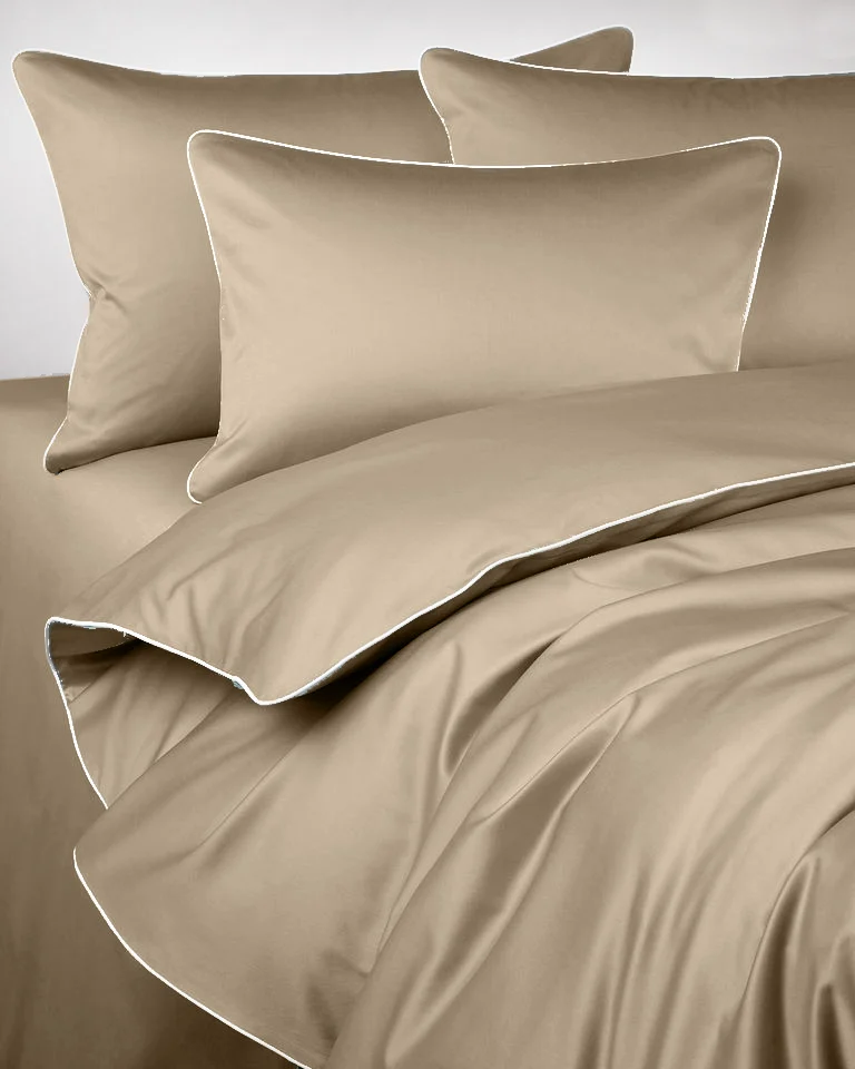 Pościel satynowa SAN ANTONIO – sandy beige z białą lamówką