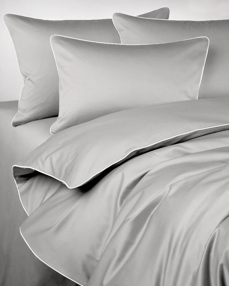 Pościel satynowa SAN ANTONIO – szary jasny z białą lamówką