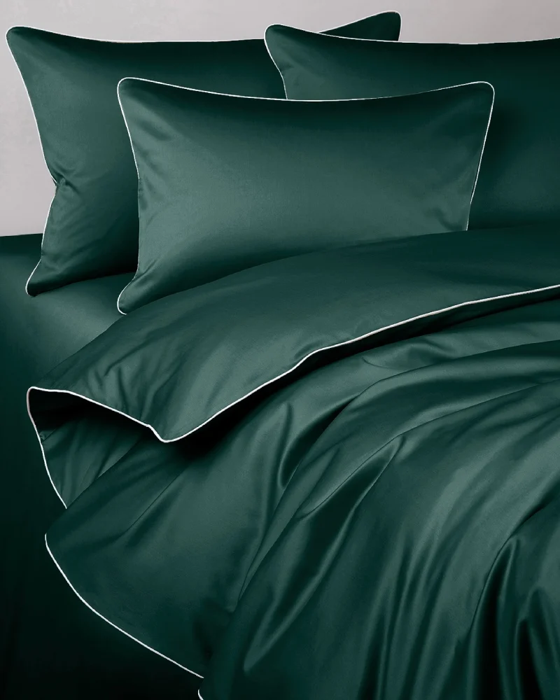 Pościel satynowa SAN ANTONIO – emerald green z białą lamówką