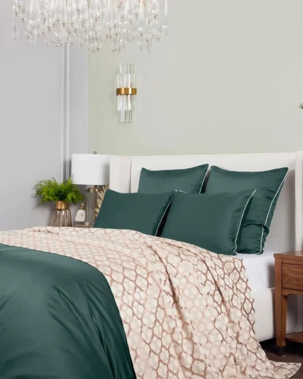 Pościel satynowa SAN ANTONIO - emerald green z białą lamówką
