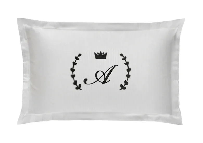 Poszewka SATYNA LAUR z inicjałem – biała