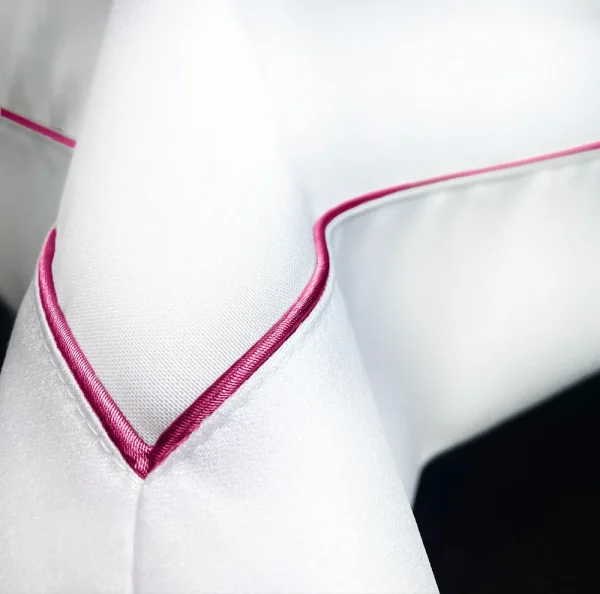 Obrus Veneto Bianco - fuksjowa lamówka