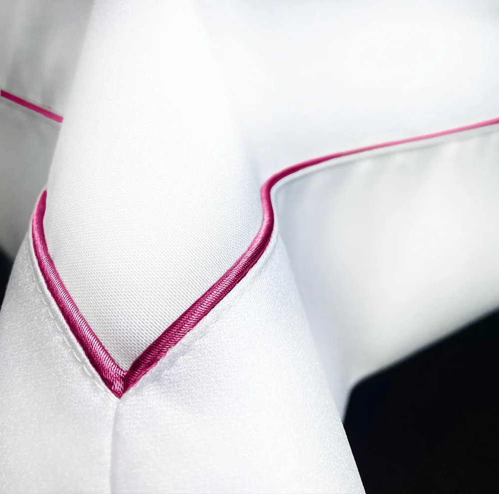 Obrus Veneto Bianco – fuksjowa lamówka