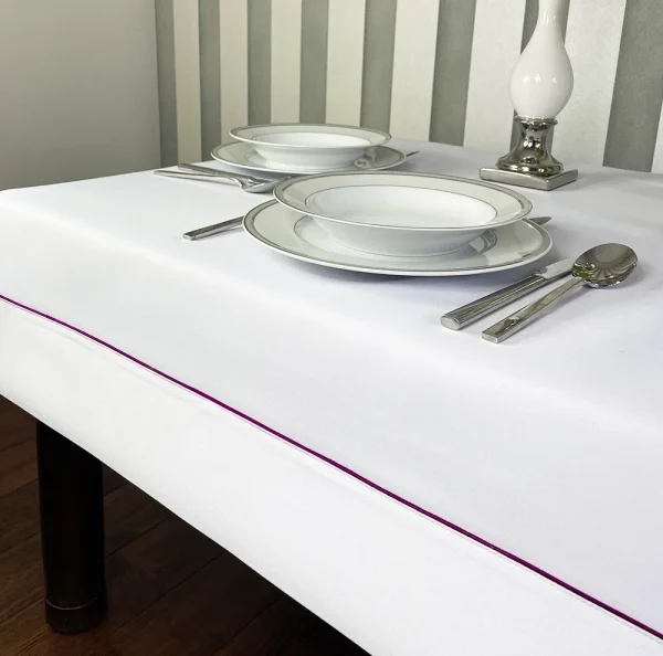 Obrus Veneto Bianco - fuksjowa lamówka