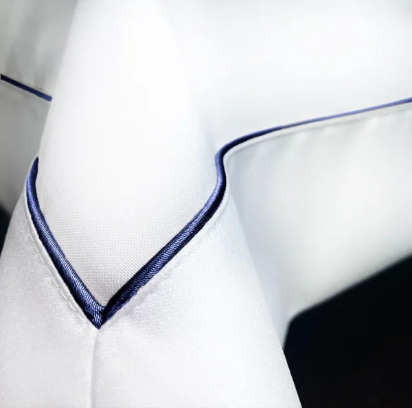 Obrus Veneto Bianco - lamówka navy blue