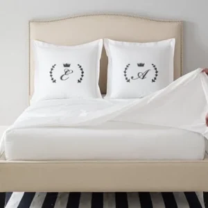 Komplet białej satynowej pościel personalizowanej LAUR