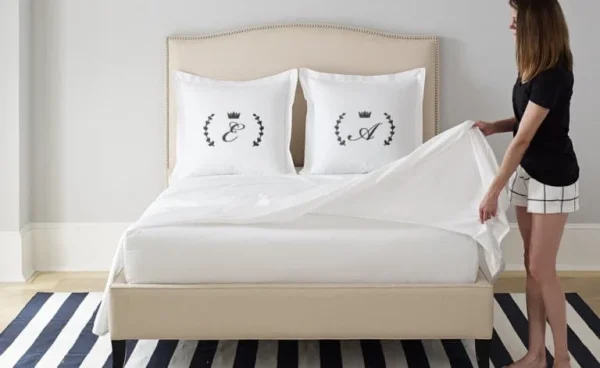 Komplet białej satynowej pościel personalizowanej LAUR