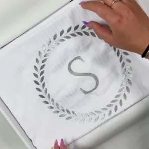 Komplet białej adamaszkowej pościeli personalizowanej ZOE