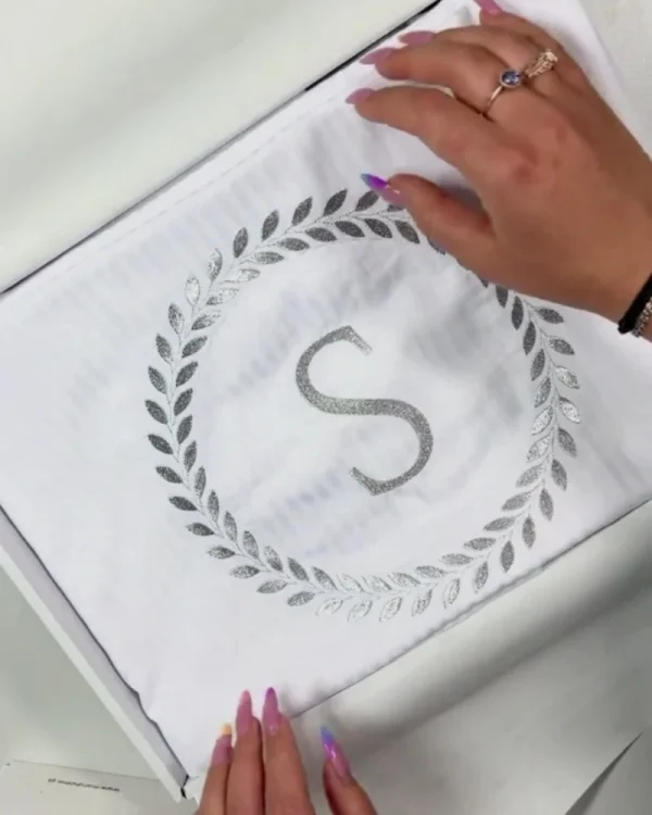 Komplet białej adamaszkowej pościeli personalizowanej ZOE